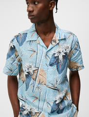 J. Lindeberg - Elio Tropical Print Reg Shirt - hørskjorter - dream blue - 5