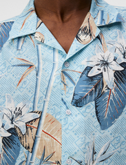 J. Lindeberg - Elio Tropical Print Reg Shirt - hørskjorter - dream blue - 6
