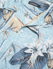 J. Lindeberg - Elio Tropical Print Reg Shirt - pellavakauluspaidat - dream blue - 8