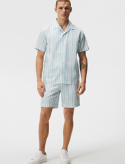 J. Lindeberg - Elio Painted Stripe Reg Shirt - lühikeste varrukatega t-särgid - dream blue - 3