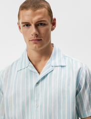 J. Lindeberg - Elio Painted Stripe Reg Shirt - lühikeste varrukatega t-särgid - dream blue - 4
