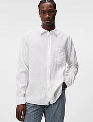 J. Lindeberg - Reg LS Clean Linen Shirt - podstawowe koszulki - white - 0