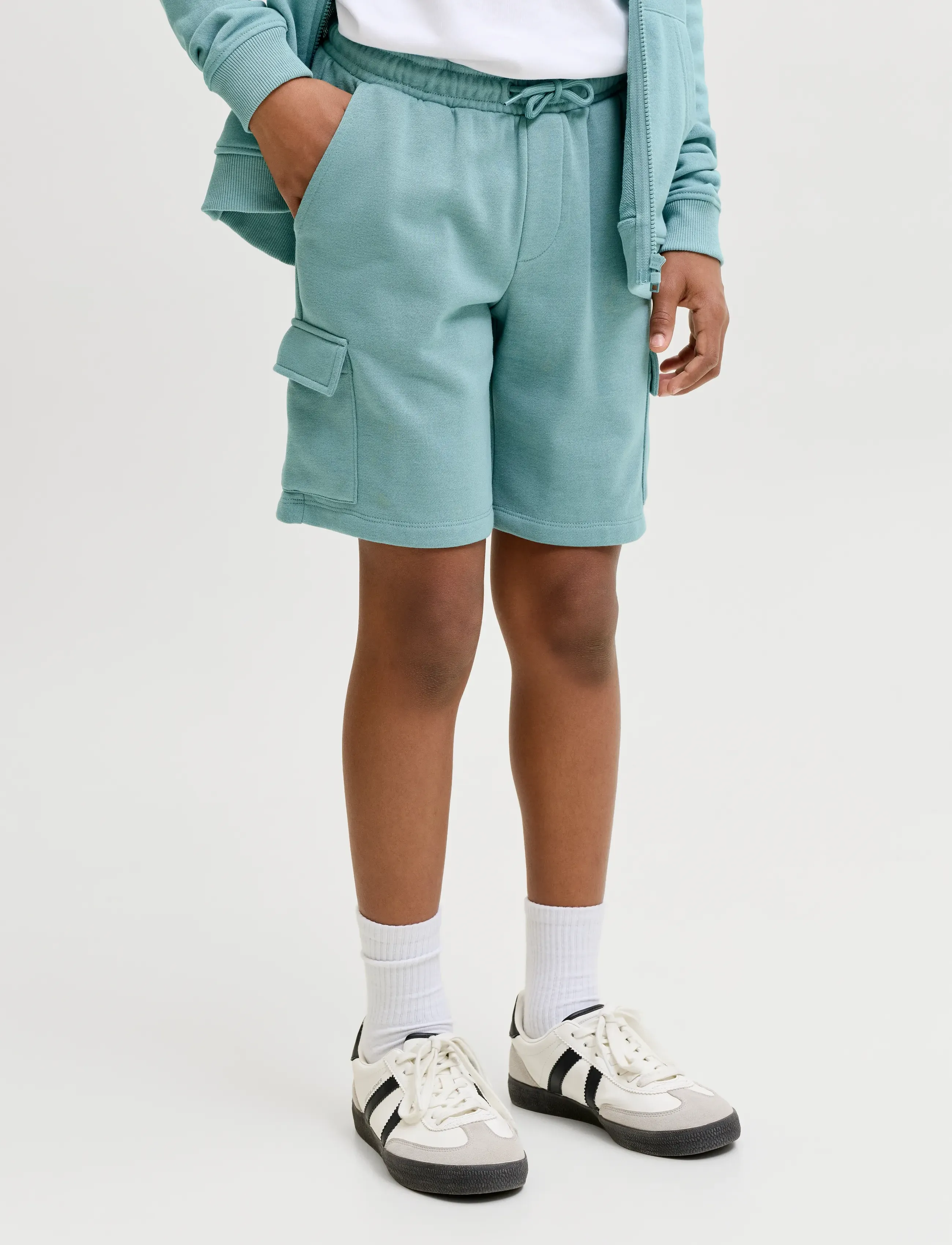 Jack & Jones JPSTBRADLEY SWEAT CARGO SHORTS SN JNR - Shorts - MINERAL BLUE / blue
