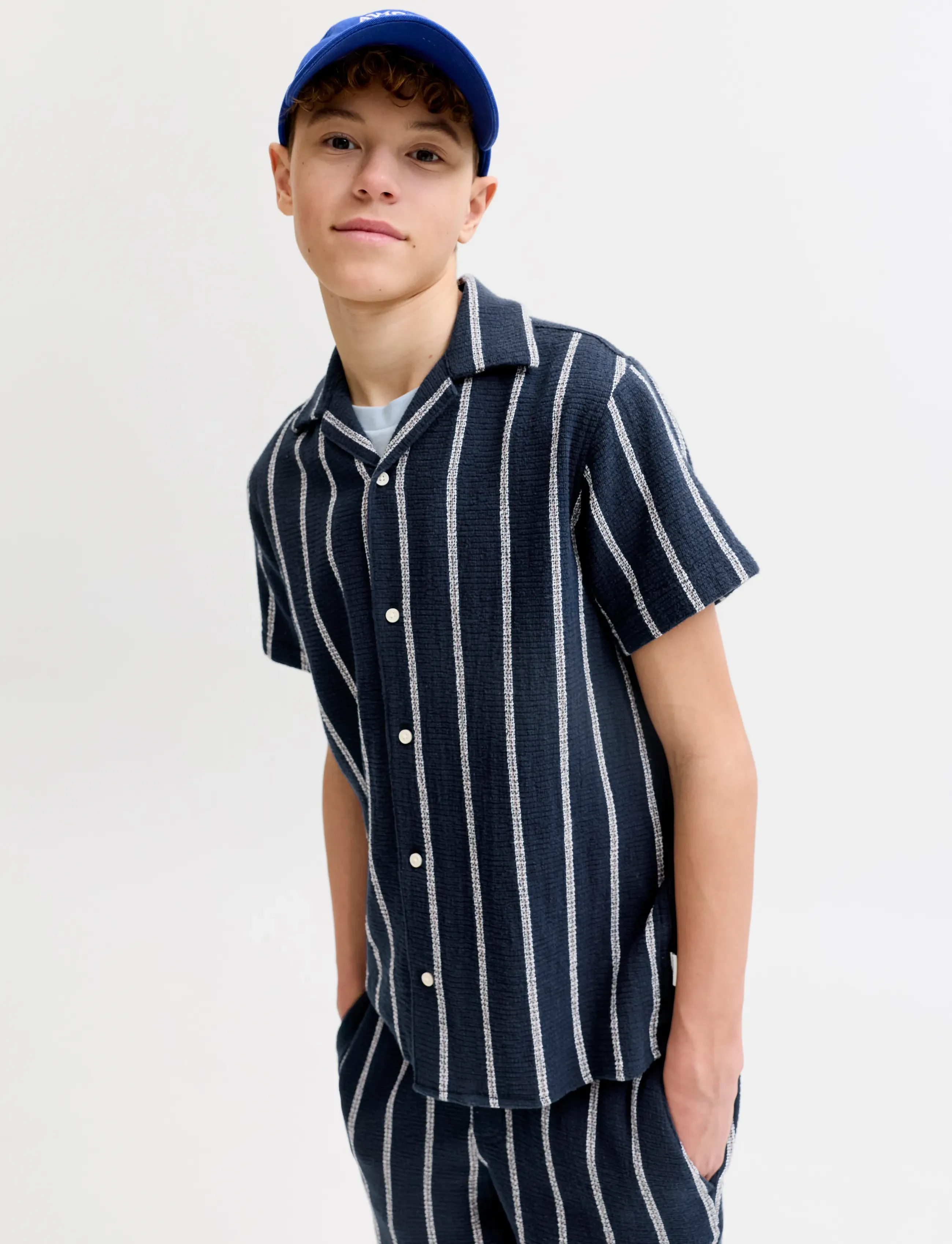 Jack & Jones - JJECOBA STRIPE RESORT SHIRT SS SN JNR - chemises à manches courtes - sky captain - 5