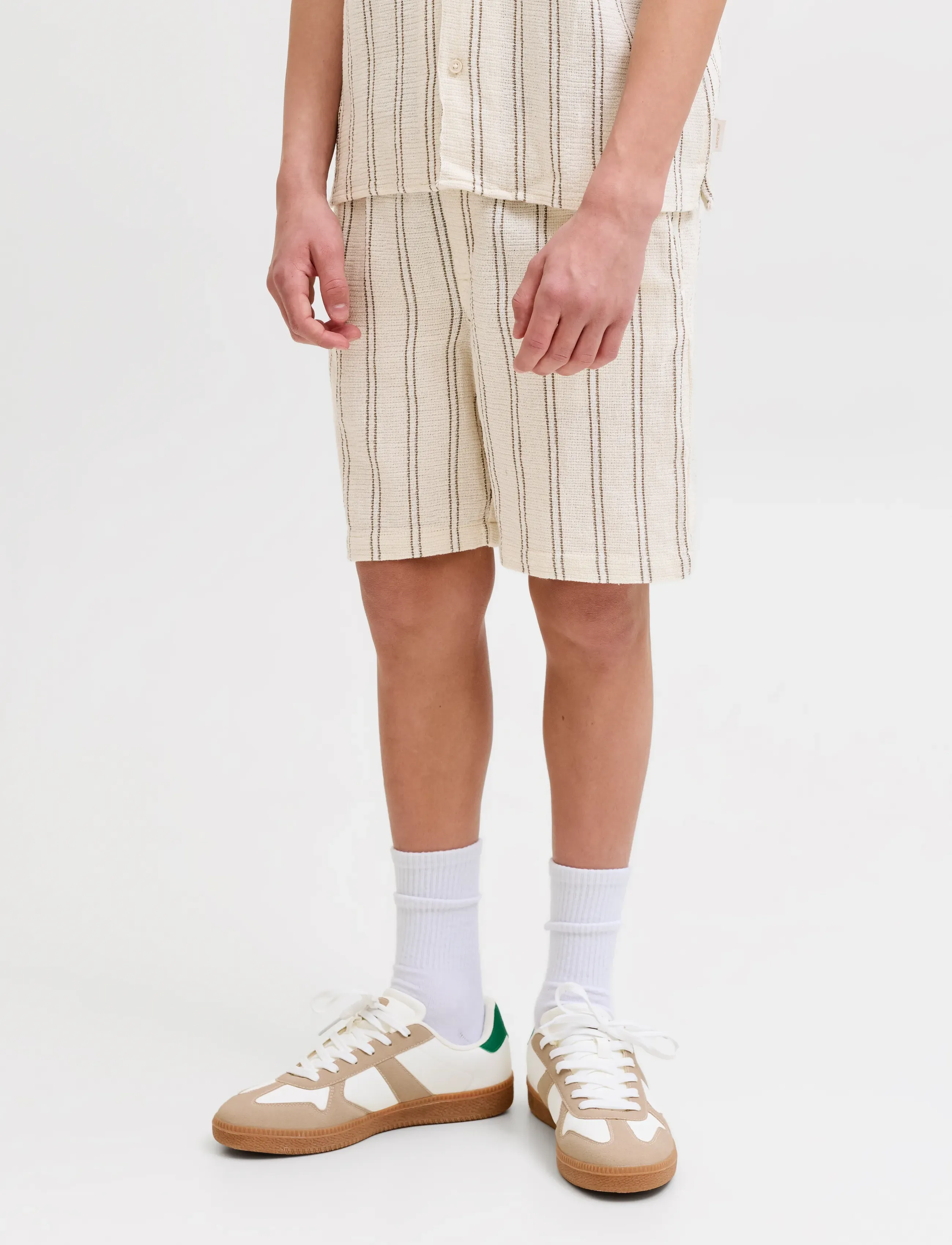 Jack & Jones JPSTJAIDEN COBA STRIPE JOG SHORT M JNR - Shorts - ANTIQUE WHITE / cream
