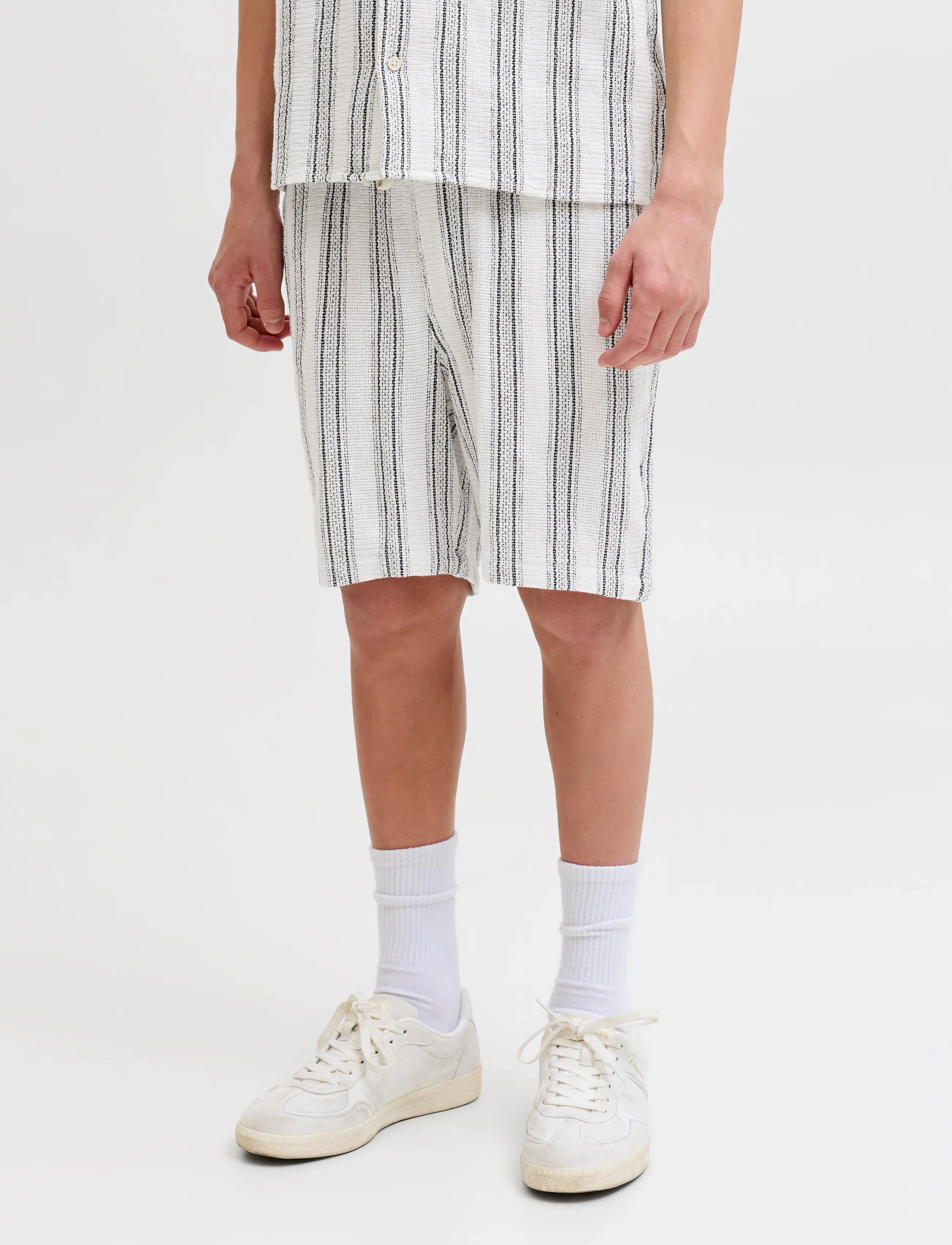 Jack & Jones JPSTJAIDEN COBA STRIPE JOG SHORT M JNR - Shorts - CLOUD DANCER / cream