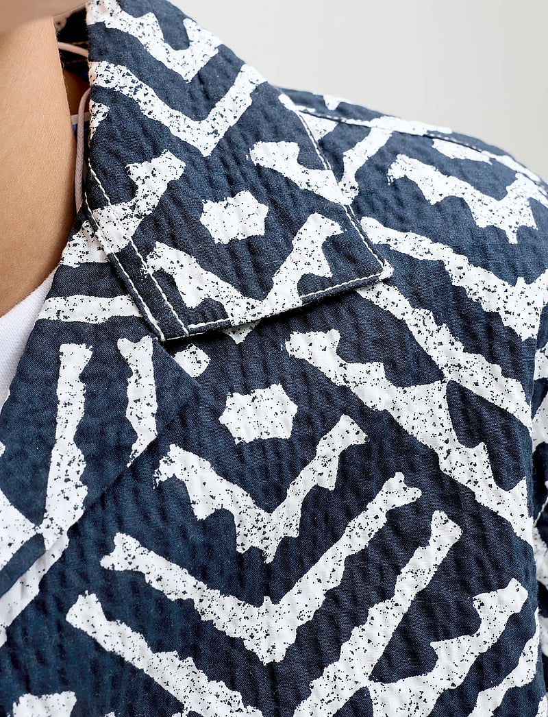 Jack & Jones - JJMILO SEERSUCKER RESORT SHIRT SS JNR - chemises à manches courtes - sky captain - 5
