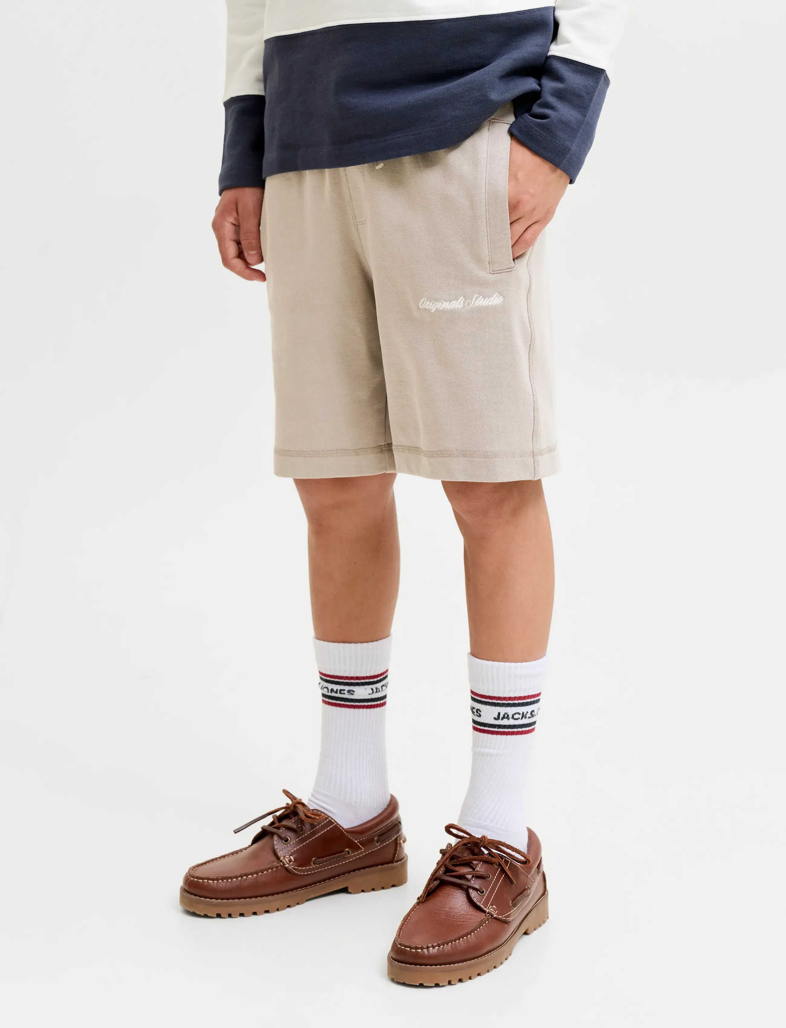 Jack & Jones JPSTKARL NORREBRO SWEAT SHORTS JNR - Shorts - VINTAGE KHAKI / white