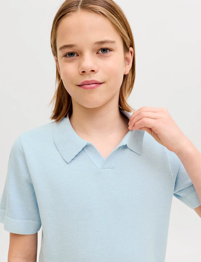 Jack & Jones - JPRBLAMILANO SPRING KNIT SPLIT NEC JNR - kurzärmelig - chambray blue - 5