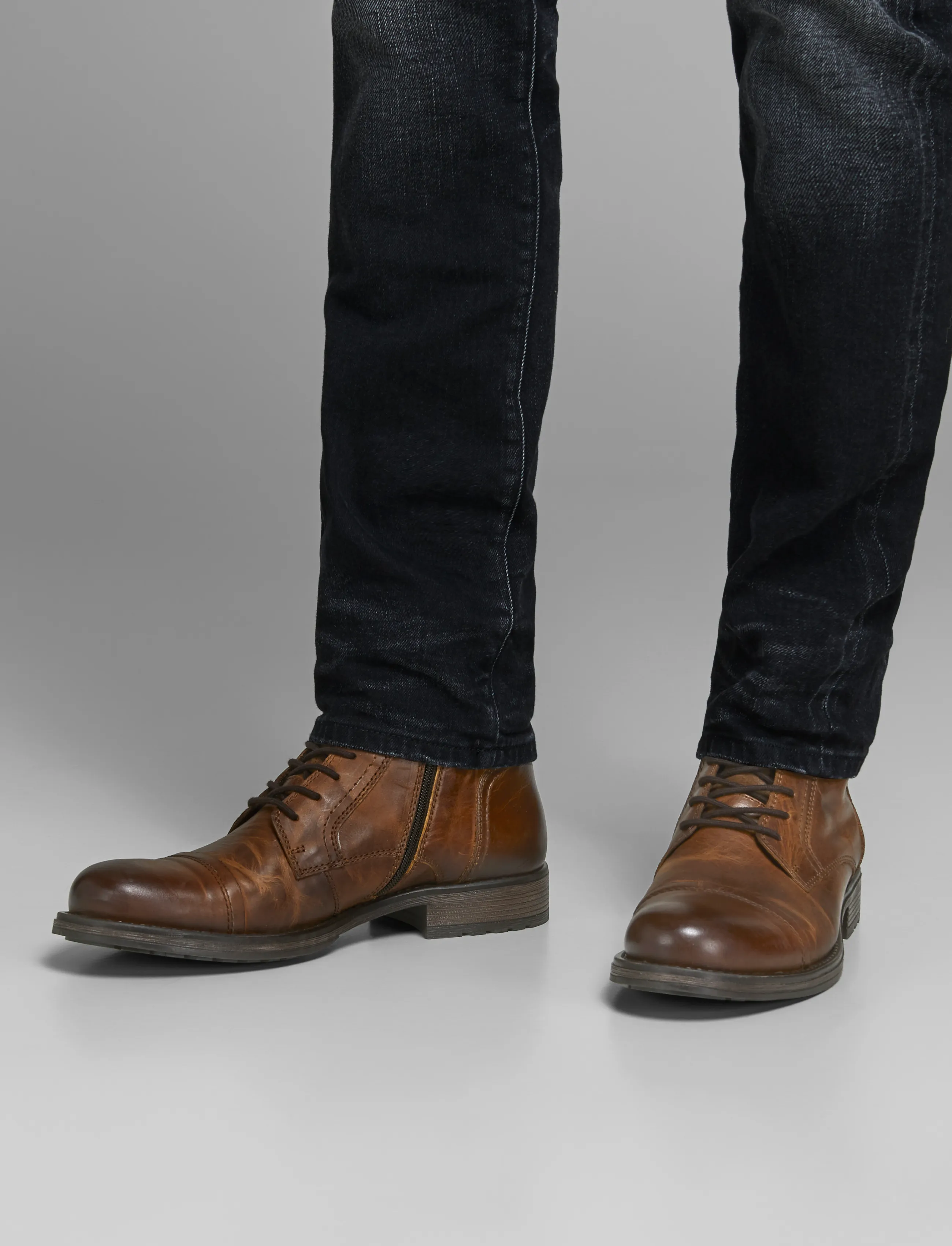 Jack & Jones JFWRUSSEL LEATHER COGNAC 19 LN - Kollektioner - COGNAC / brown