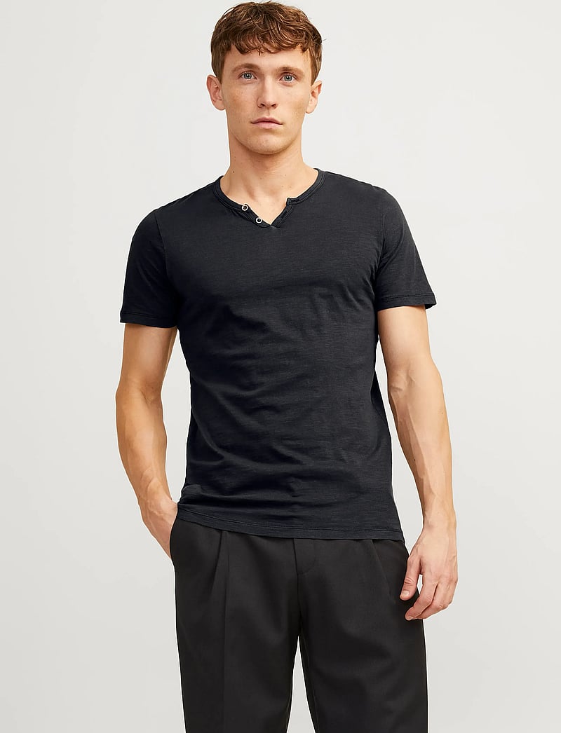 Jack & Jones - JJESPLIT NECK TEE SS NOOS - v-ringade t-shirts - black - 0