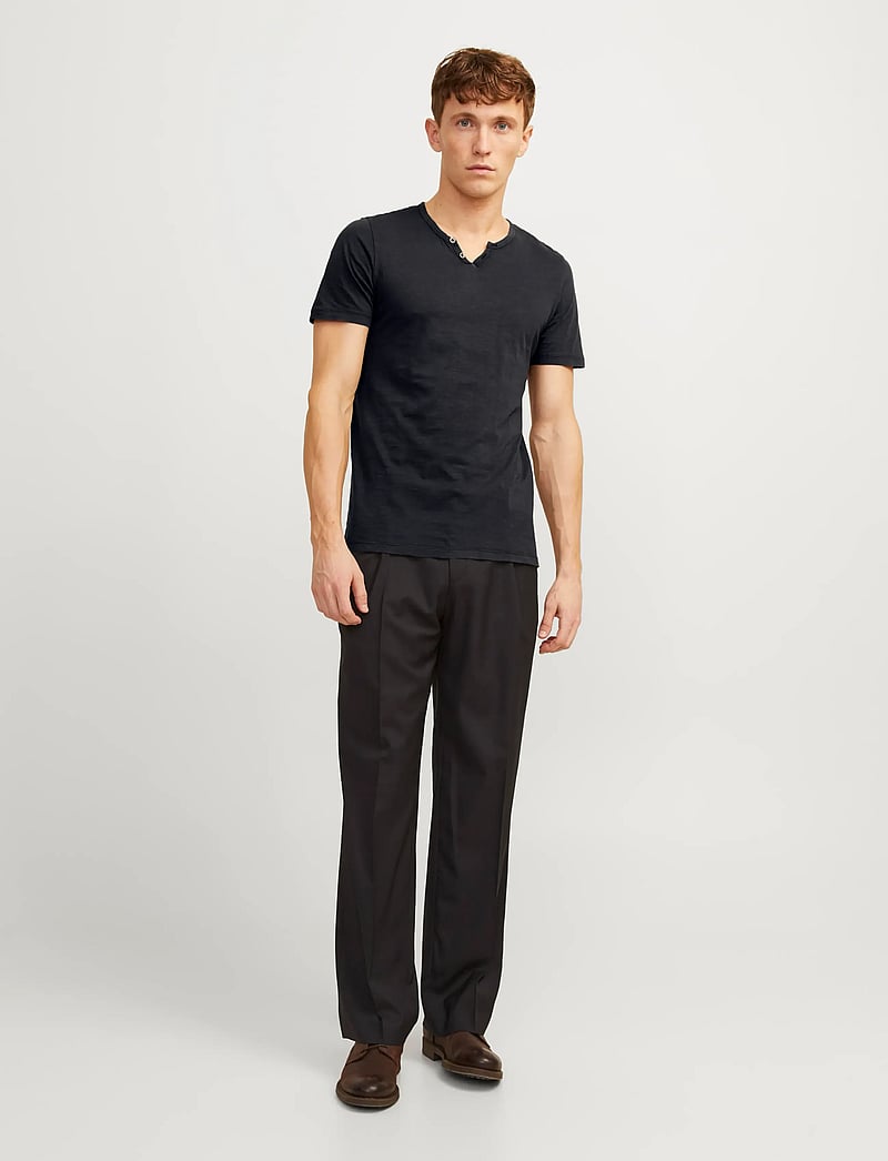 Jack & Jones - JJESPLIT NECK TEE SS NOOS - v-ringade t-shirts - black - 4