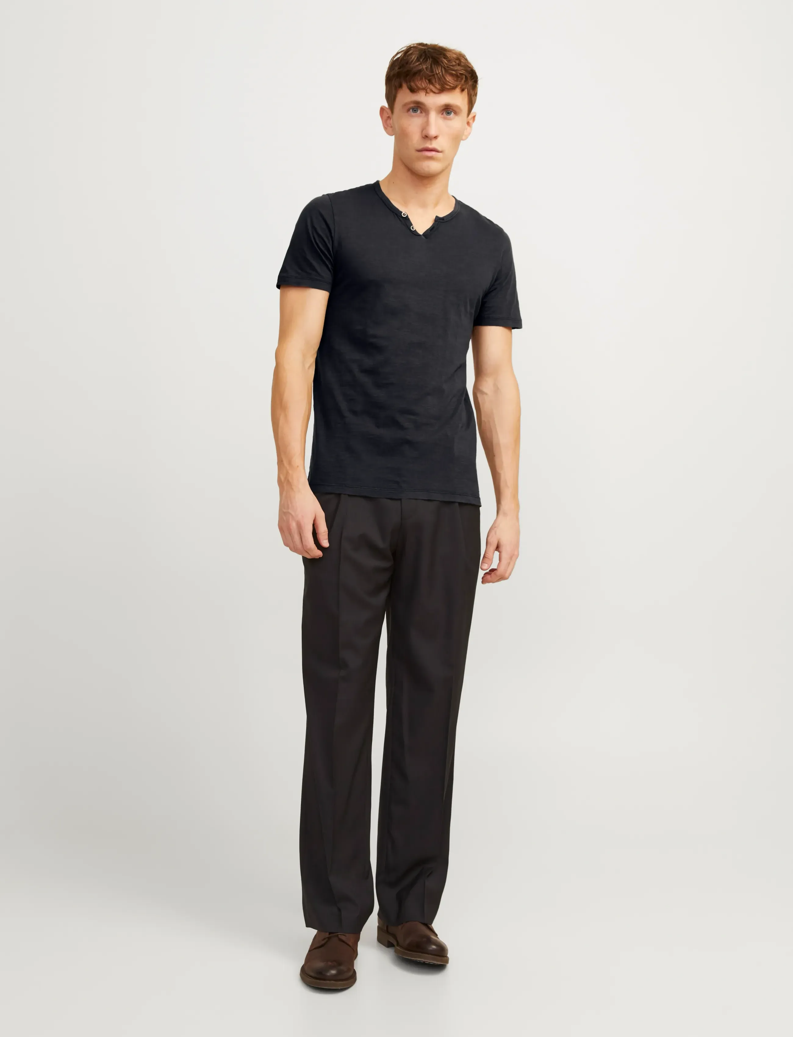 Jack & Jones - JJESPLIT NECK TEE SS NOOS - t-shirts mit v-ausschnitt - black - 4