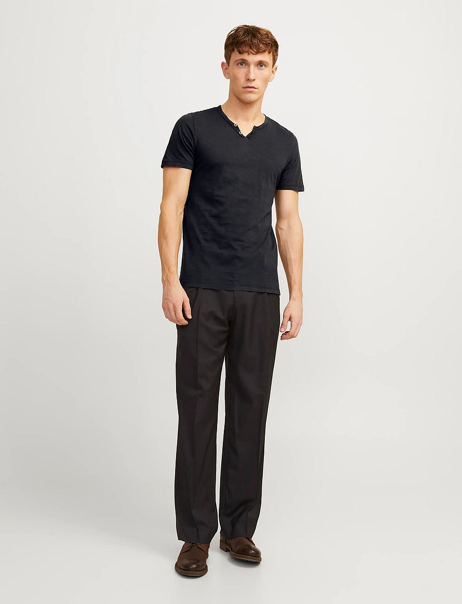 Jack & Jones - JJESPLIT NECK TEE SS NOOS - t-shirts mit v-ausschnitt - black - 4