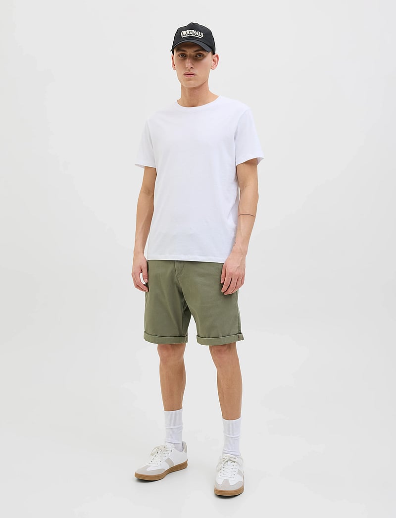 Jack & Jones - JPSTBOWIE SHORTS SOLID REG SN - chinos shorts - deep lichen green - 0