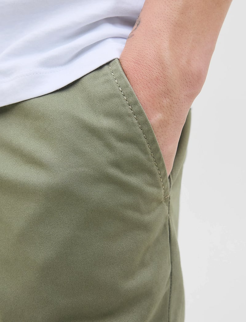 Jack & Jones - JPSTBOWIE SHORTS SOLID REG SN - chinos shorts - deep lichen green - 4