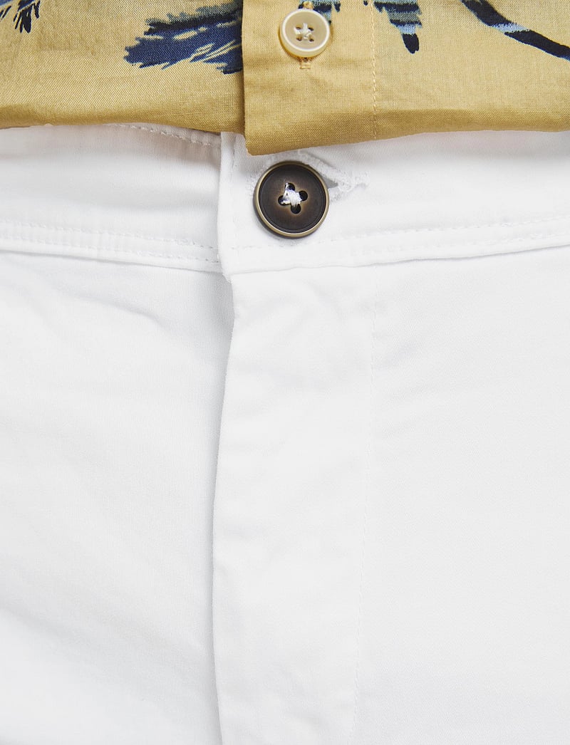 Jack & Jones - JJIBOWIE JJSHORTS SOLID SA STS - chinos shorts - white - 5