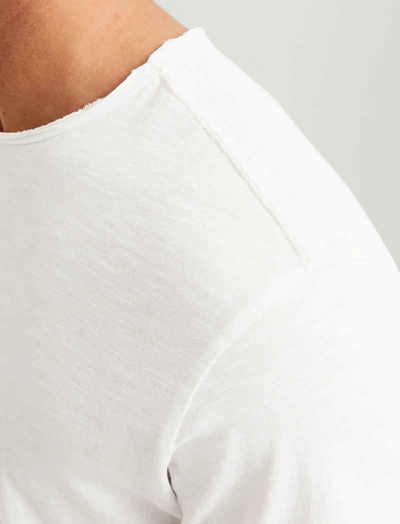 Jack & Jones - JJEBASHER TEE O-NECK SS NOOS - short-sleeved t-shirts - cloud dancer - 4