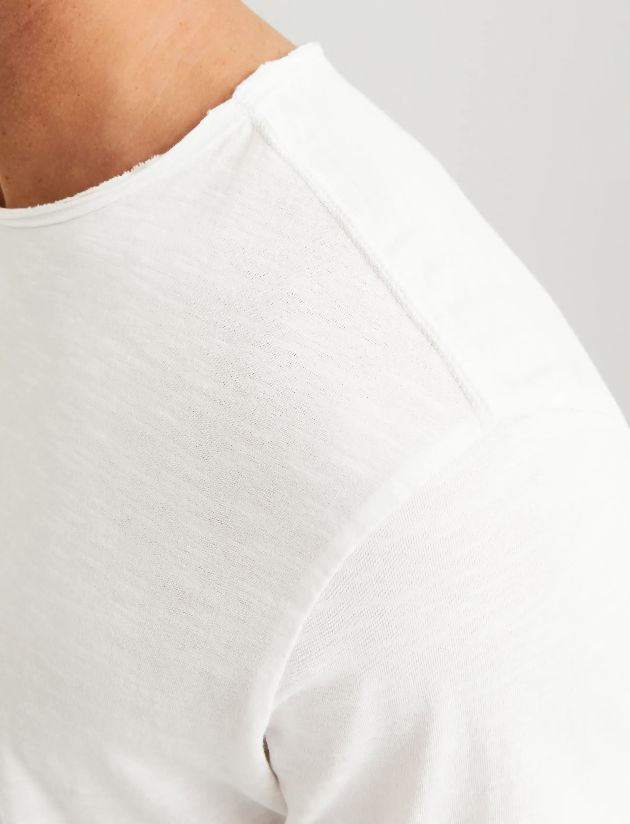 Jack & Jones - JJEBASHER TEE O-NECK SS NOOS - t-shirts à manches courtes - cloud dancer - 4