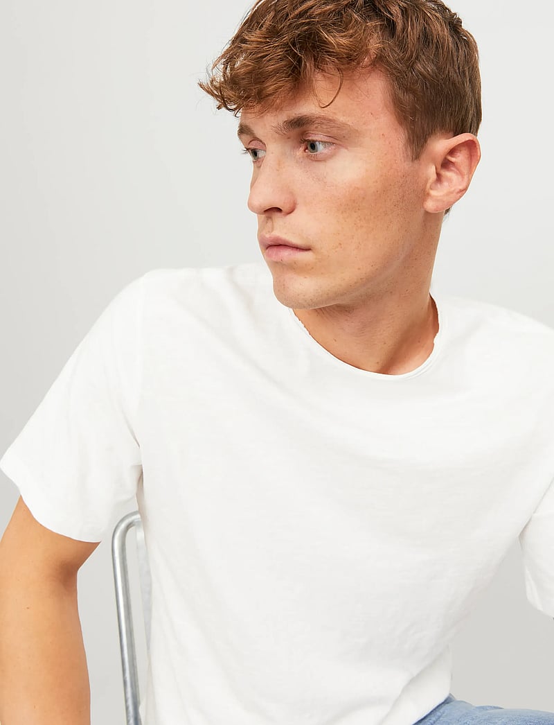 Jack & Jones - JJEBASHER TEE O-NECK SS NOOS - short-sleeved t-shirts - cloud dancer - 5
