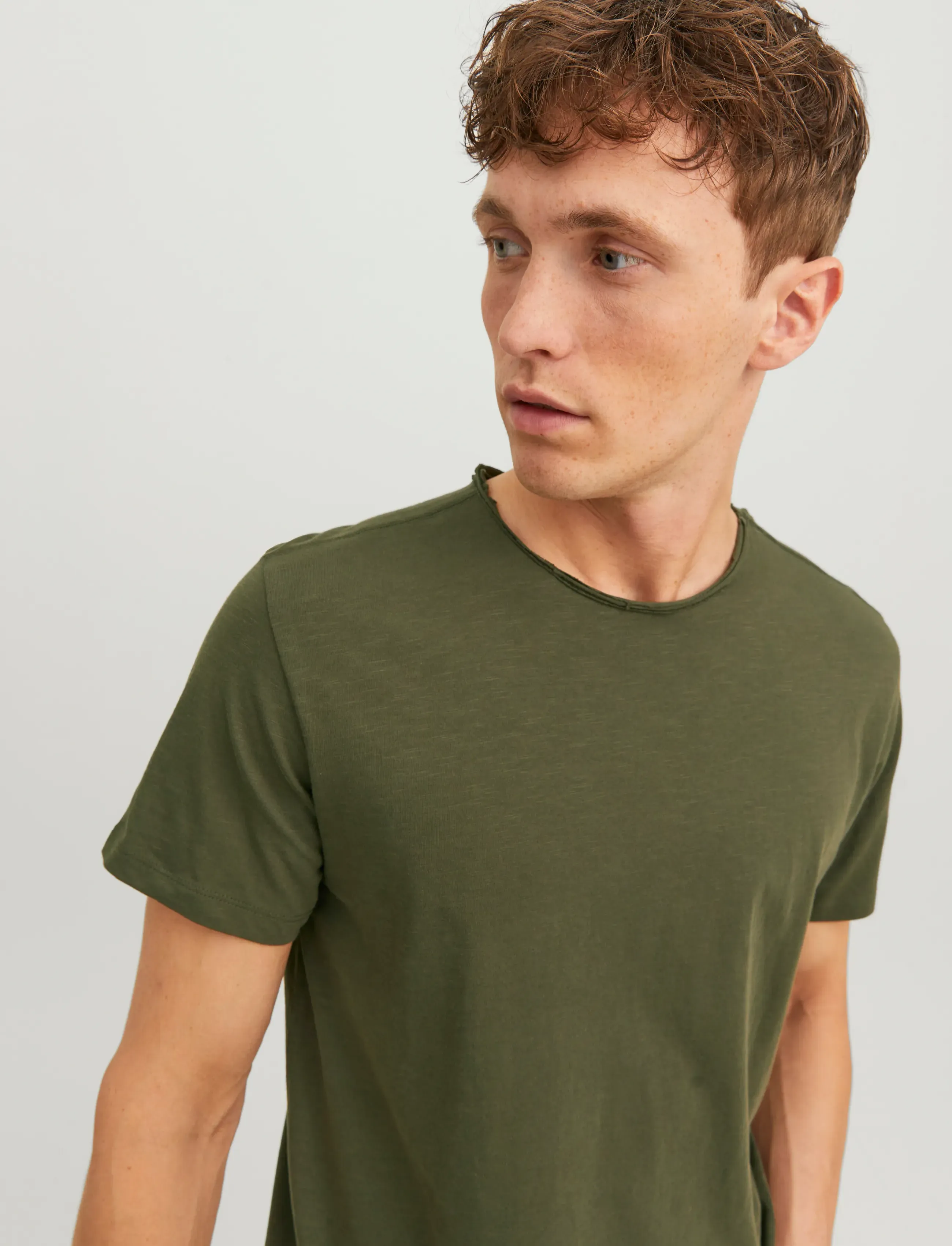 Jack & Jones - JJEBASHER TEE O-NECK SS NOOS - kortärmade t-shirts - forest night - 5