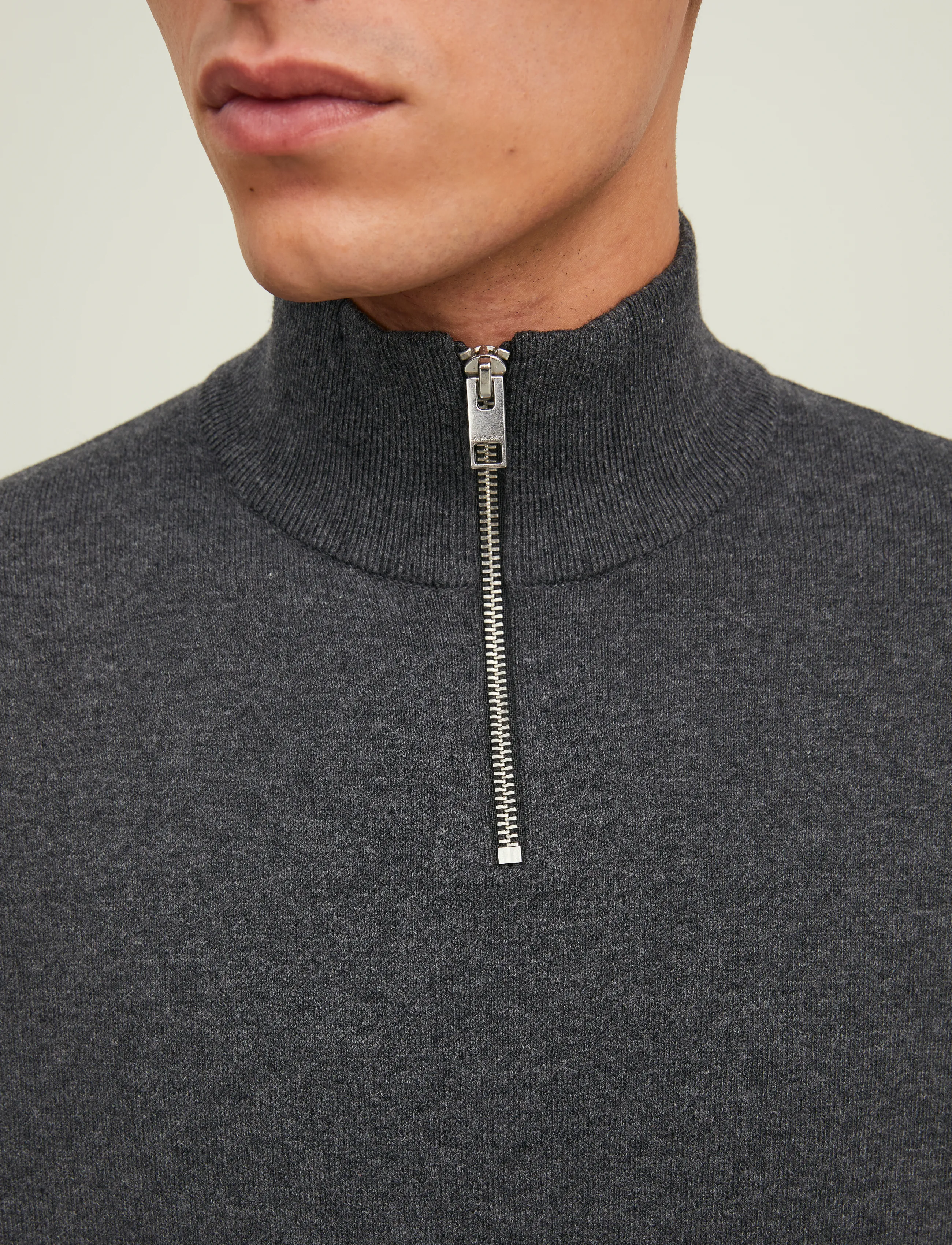 Jack & Jones - JJEEMIL KNIT HALF ZIP NOOS - poolpika lukuga džemprid - dark grey melange - 5