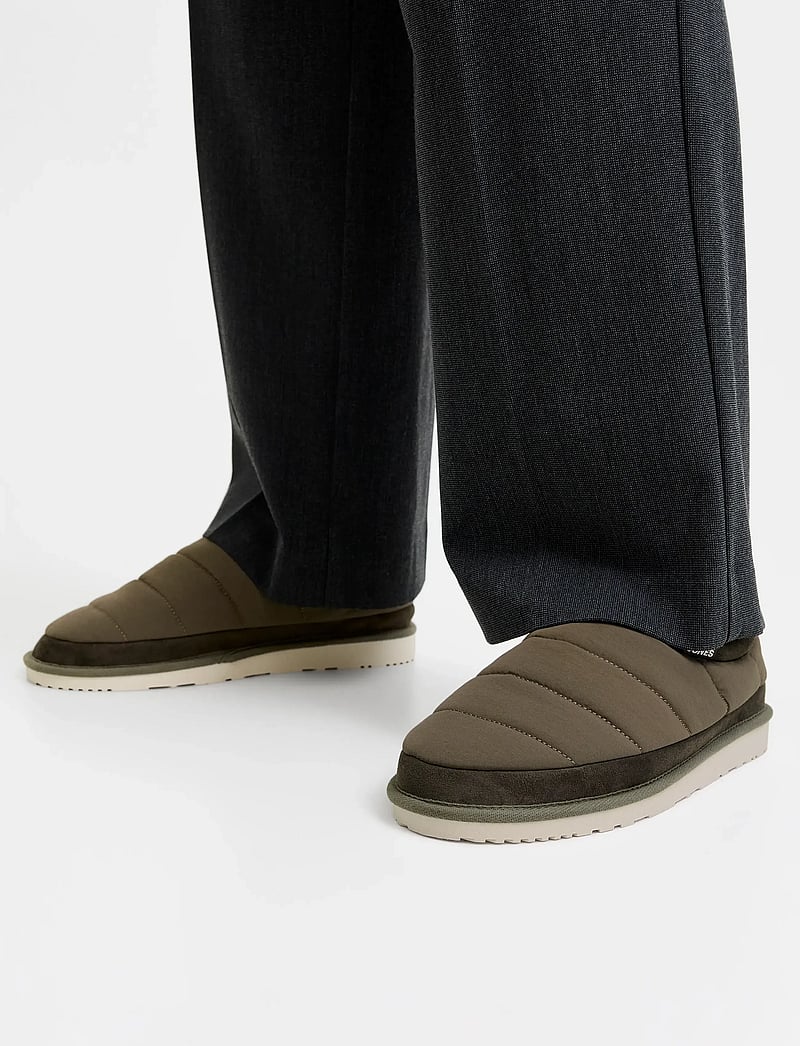 Jack & Jones - JFWPUFF MULE SLIPPER PB - kollektionen - dark olive - 0