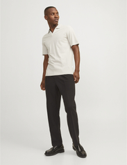 Jack & Jones - JJESUMMER LINEN POLO SS LN - die niedrigsten preise - crockery - 6