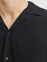 Jack & Jones - JJEJEFF SOLID RESORT SHIRT SS SN - kortærmede t-shirts - black - 6