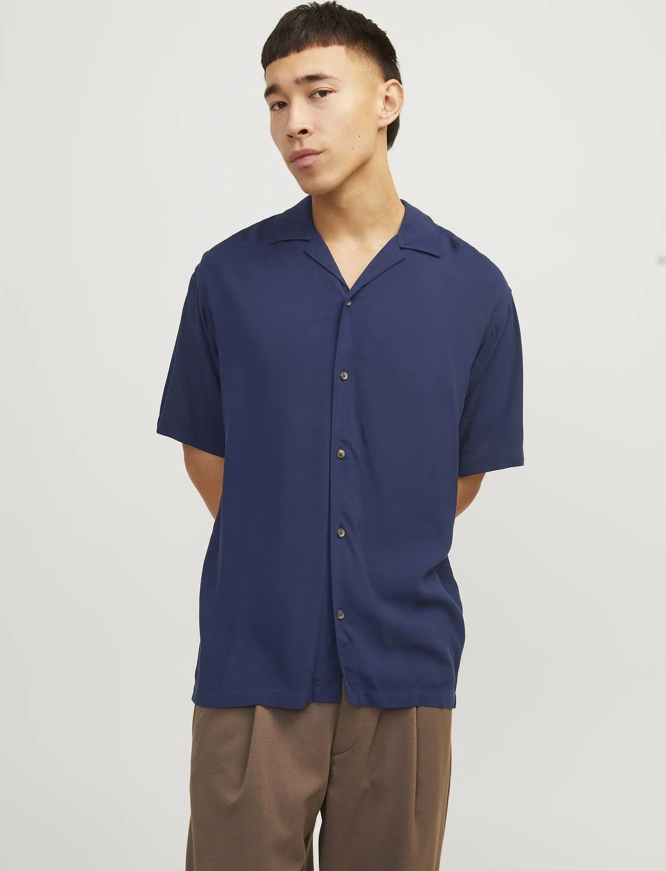 Jack & Jones - JJEJEFF SOLID RESORT SHIRT SS SN - short-sleeved t-shirts - navy blazer - 1