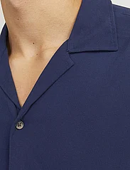 Jack & Jones - JJEJEFF SOLID RESORT SHIRT SS SN - kortärmade t-shirts - navy blazer - 3