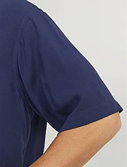 Jack & Jones - JJEJEFF SOLID RESORT SHIRT SS SN - short-sleeved t-shirts - navy blazer - 6