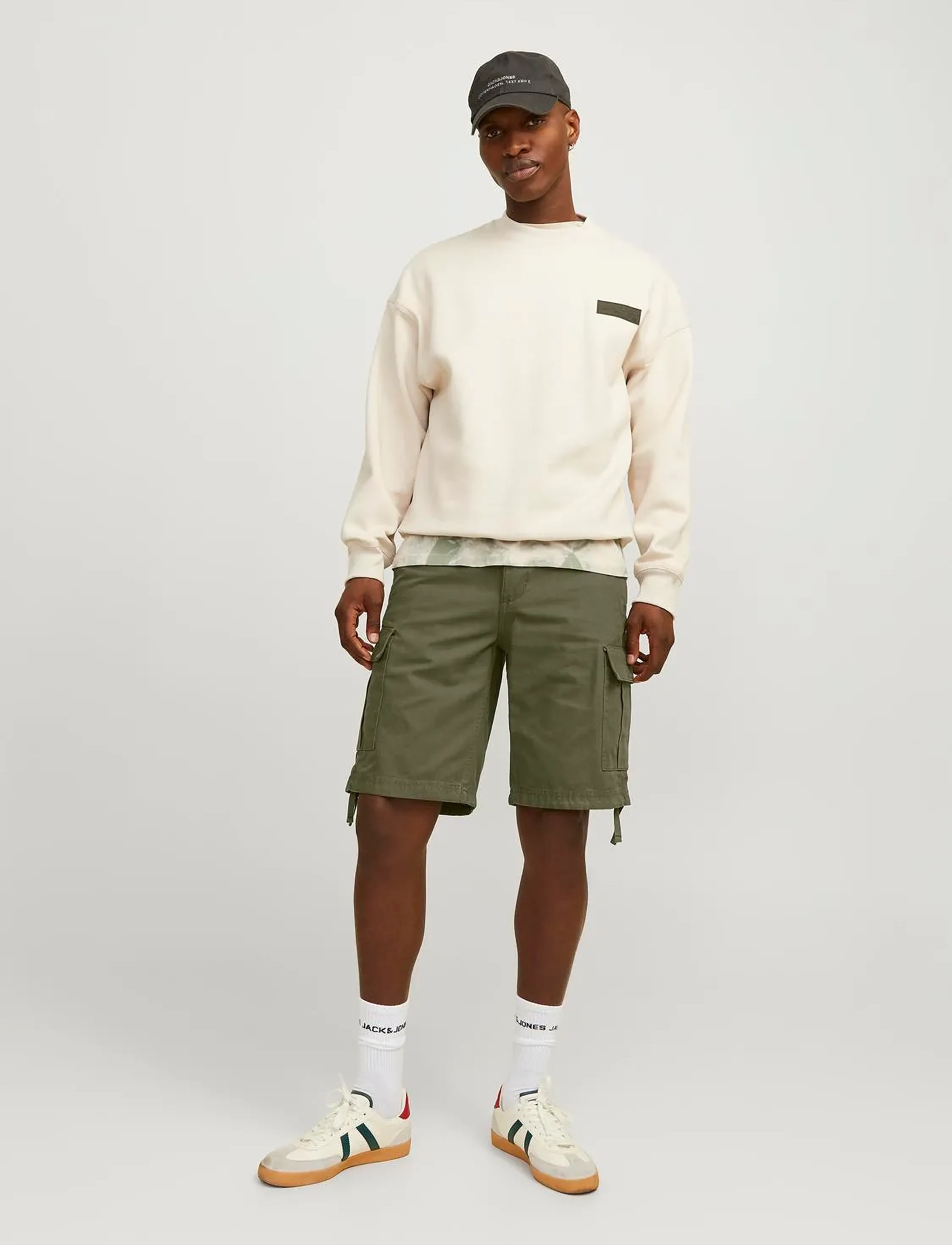 Jack & Jones JPSTCOLE BARKLEY CARGO SHORTS MID SN - Götutíska - OLIVE NIGHT / green