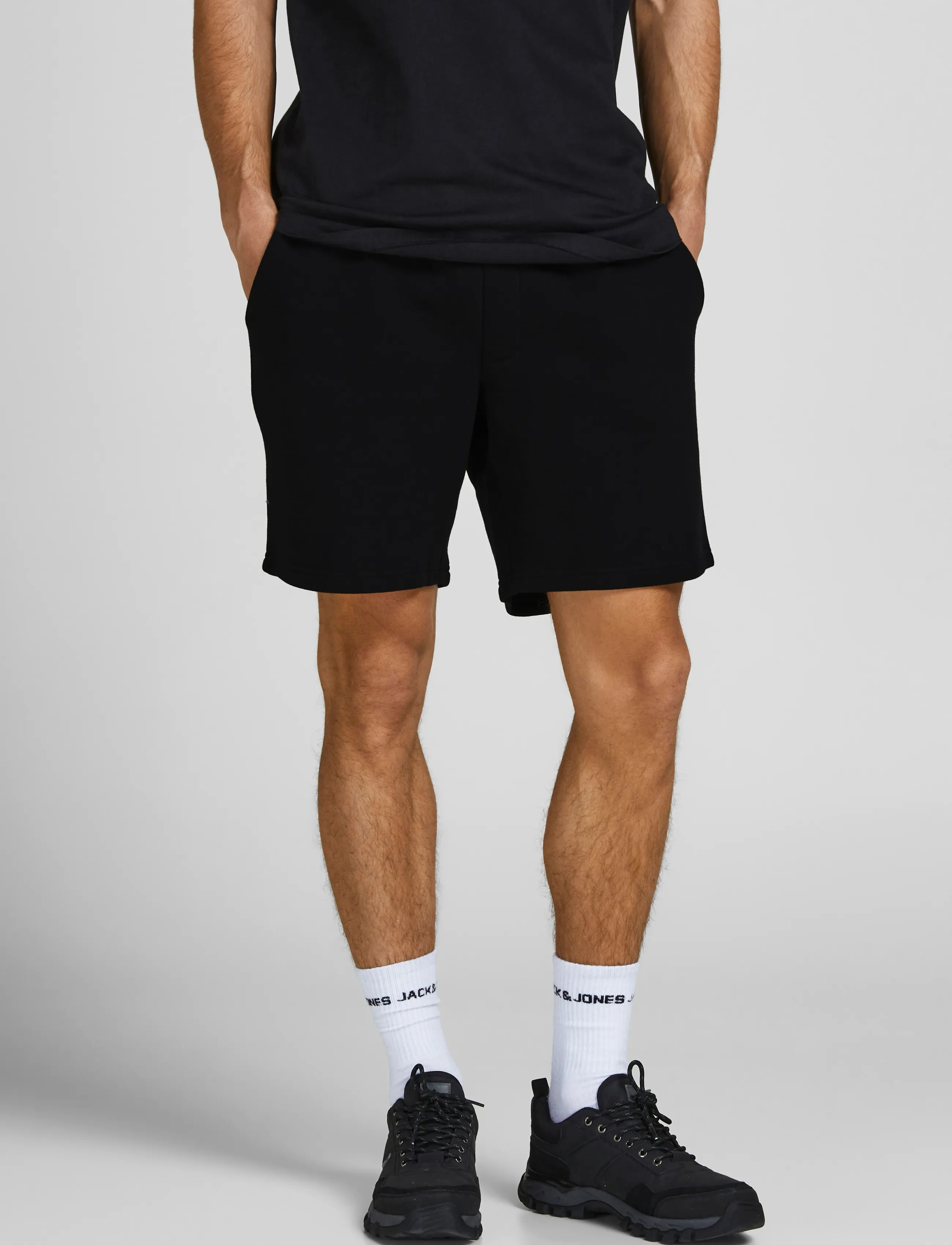 Jack & Jones - JPSTGORDON BRADLEY SWEAT SHORTS MID NOOS - sweatshorts - black - 4