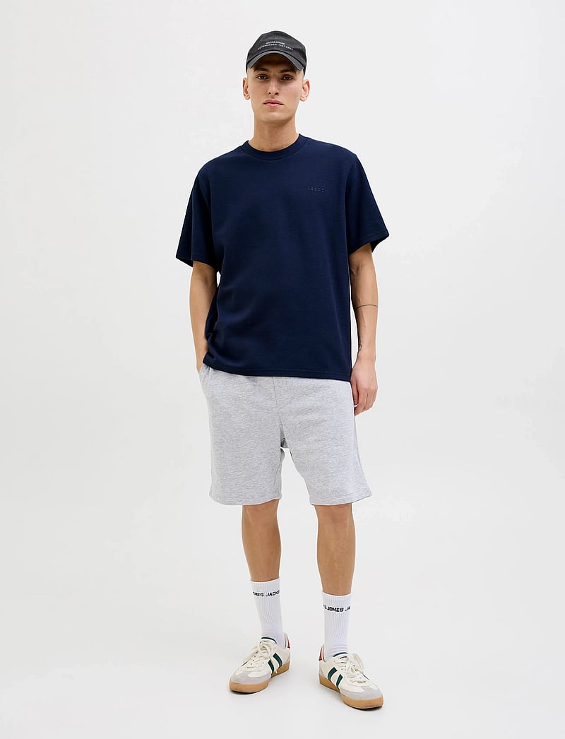 Jack & Jones - JPSTGORDON BRADLEY SWEAT SHORTS MID NOOS - sweatshorts - light grey melange - 0