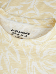 Jack & Jones - JORLAFAYETTE AOP TEE SS CREW NECK LN - najniższe ceny - italian straw - 2