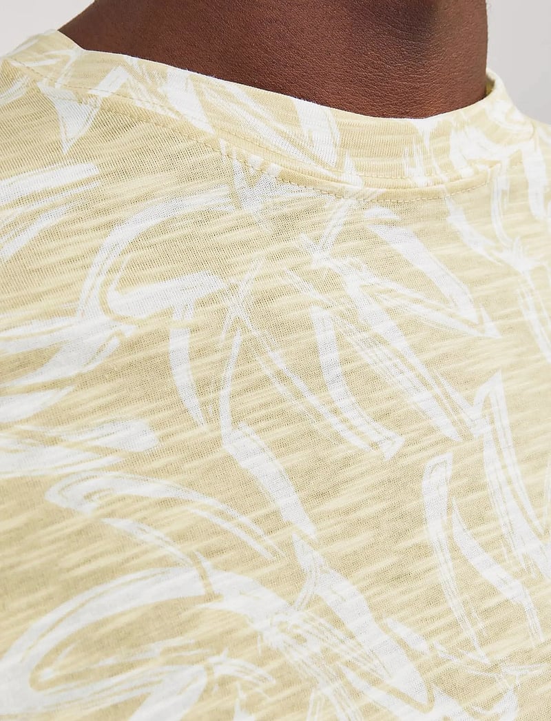 Jack & Jones - JORLAFAYETTE AOP TEE SS CREW NECK LN - kortærmede t-shirts - italian straw - 5