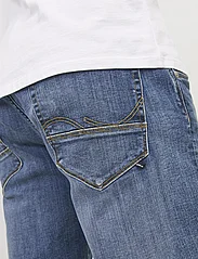 Jack & Jones - JJIRICK JJFOX SHORTS 50SPS CB 039 SN - jeans shorts - blue denim - 4
