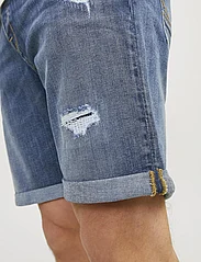 Jack & Jones - JJIRICK JJFOX SHORTS 50SPS CB 039 SN - jeans shorts - blue denim - 5