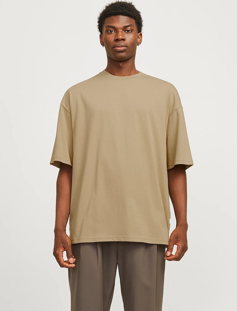 Jack & Jones - JJECHARGE TEE O-NECK NOOS - short-sleeved t-shirts - coriander - 0