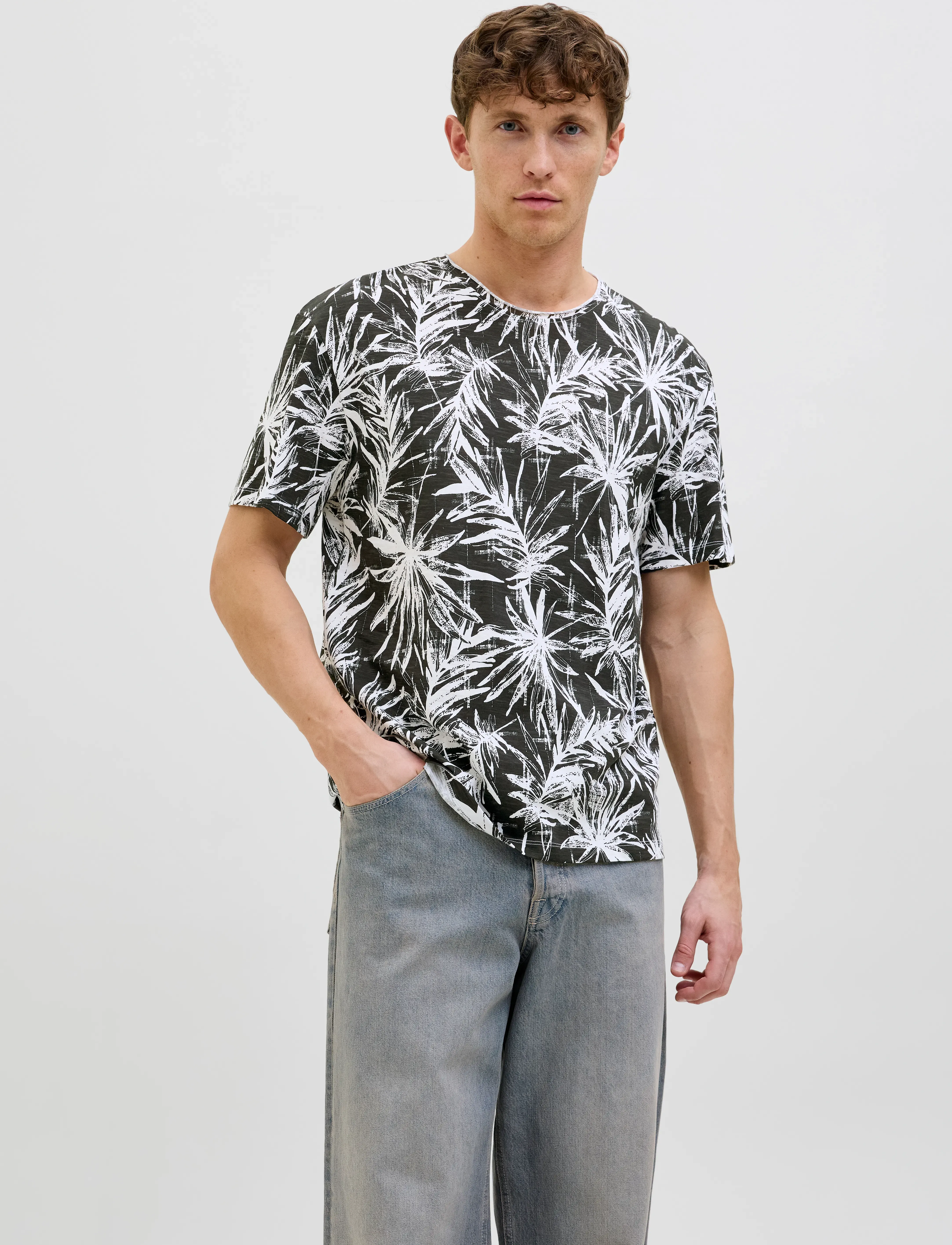 Jack & Jones JJEBRYAN AOP TEE S/S O-NECK SN - T-särgid - BLACK / black