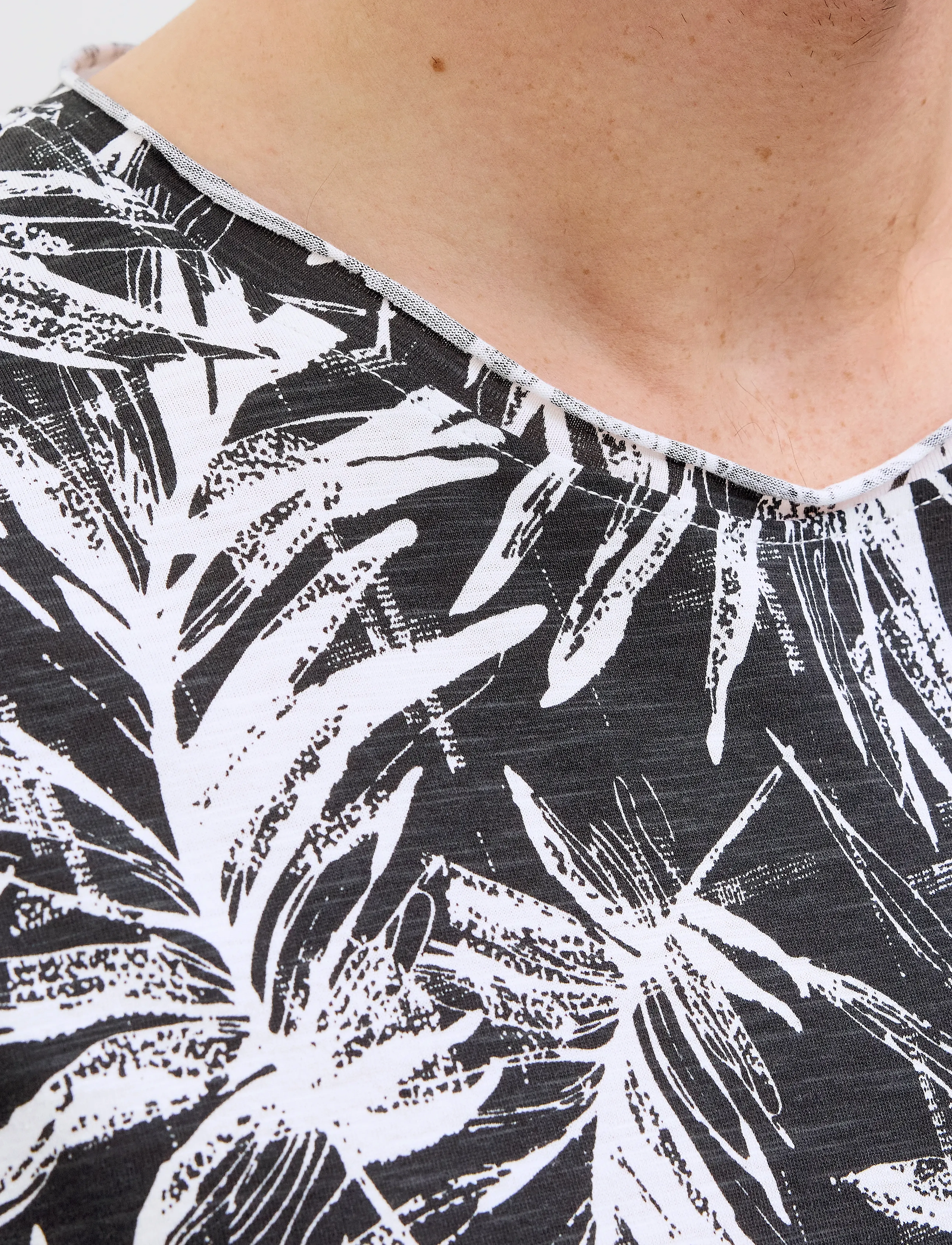Jack & Jones - JJEBRYAN AOP TEE S/S O-NECK SN - short-sleeved t-shirts - black - 4