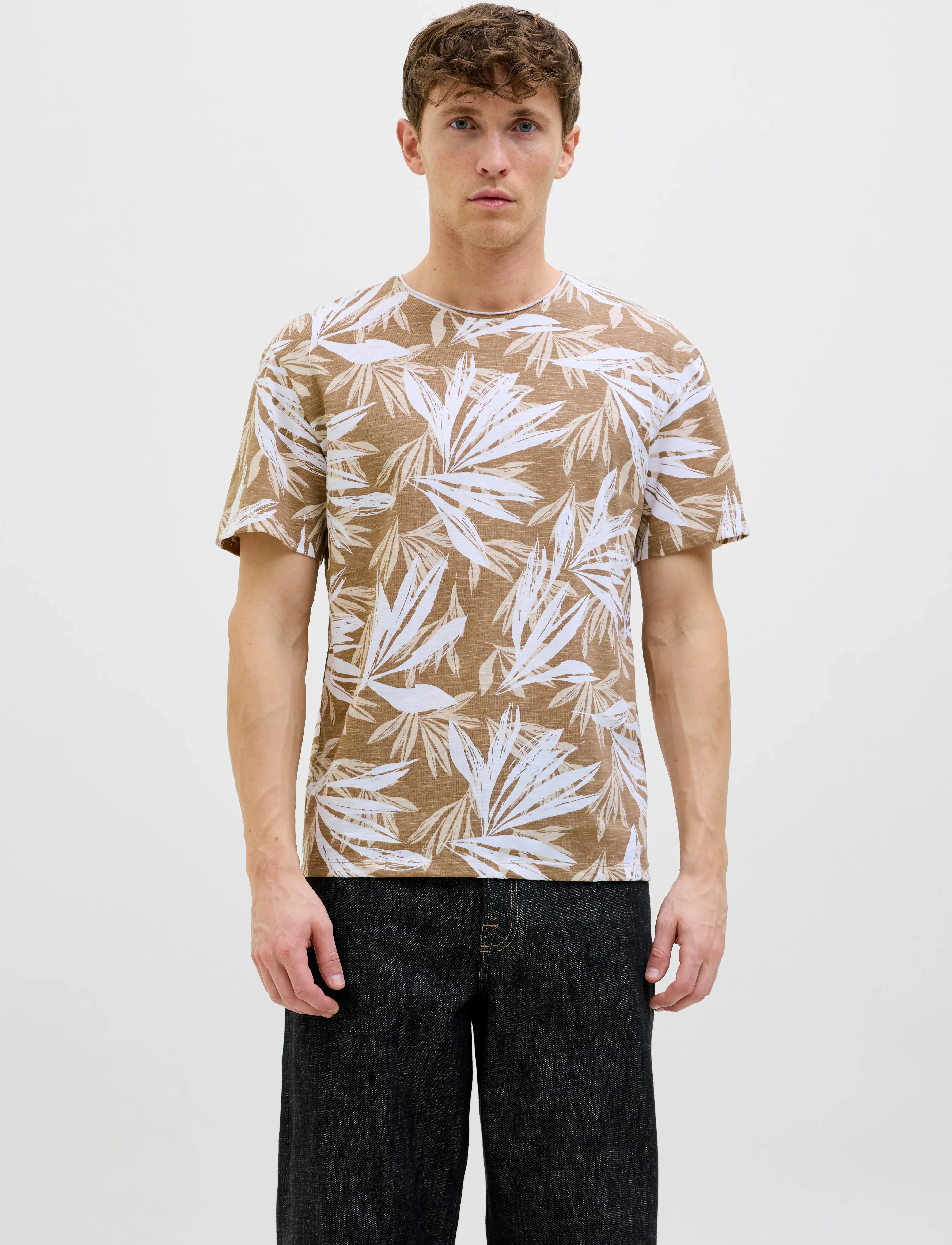 Jack & Jones JJEBRYAN AOP TEE S/S O-NECK SN - Kollektionen - CORIANDER / beige