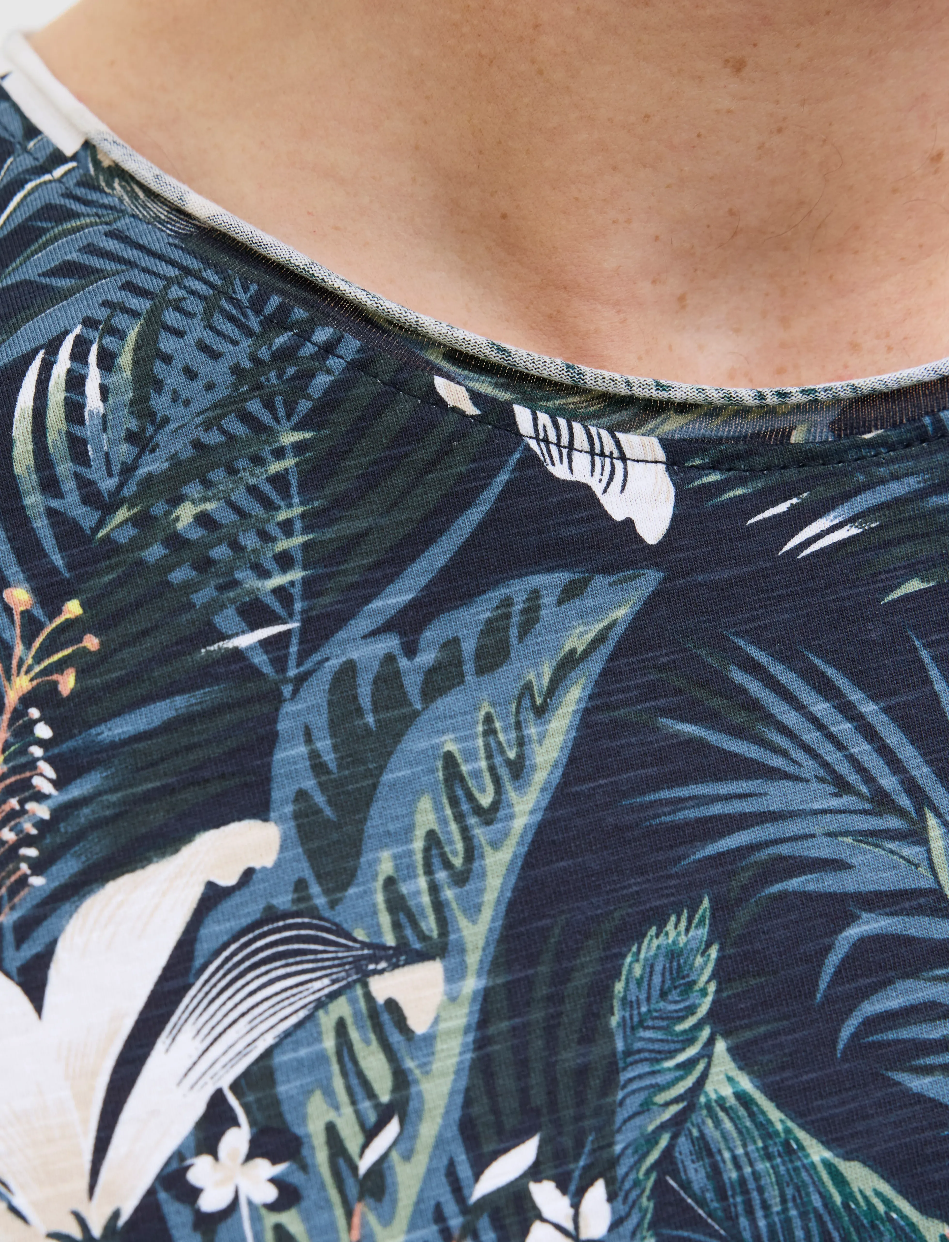 Jack & Jones - JJEBRYAN AOP TEE S/S O-NECK SN - short-sleeved t-shirts - sky captain - 4