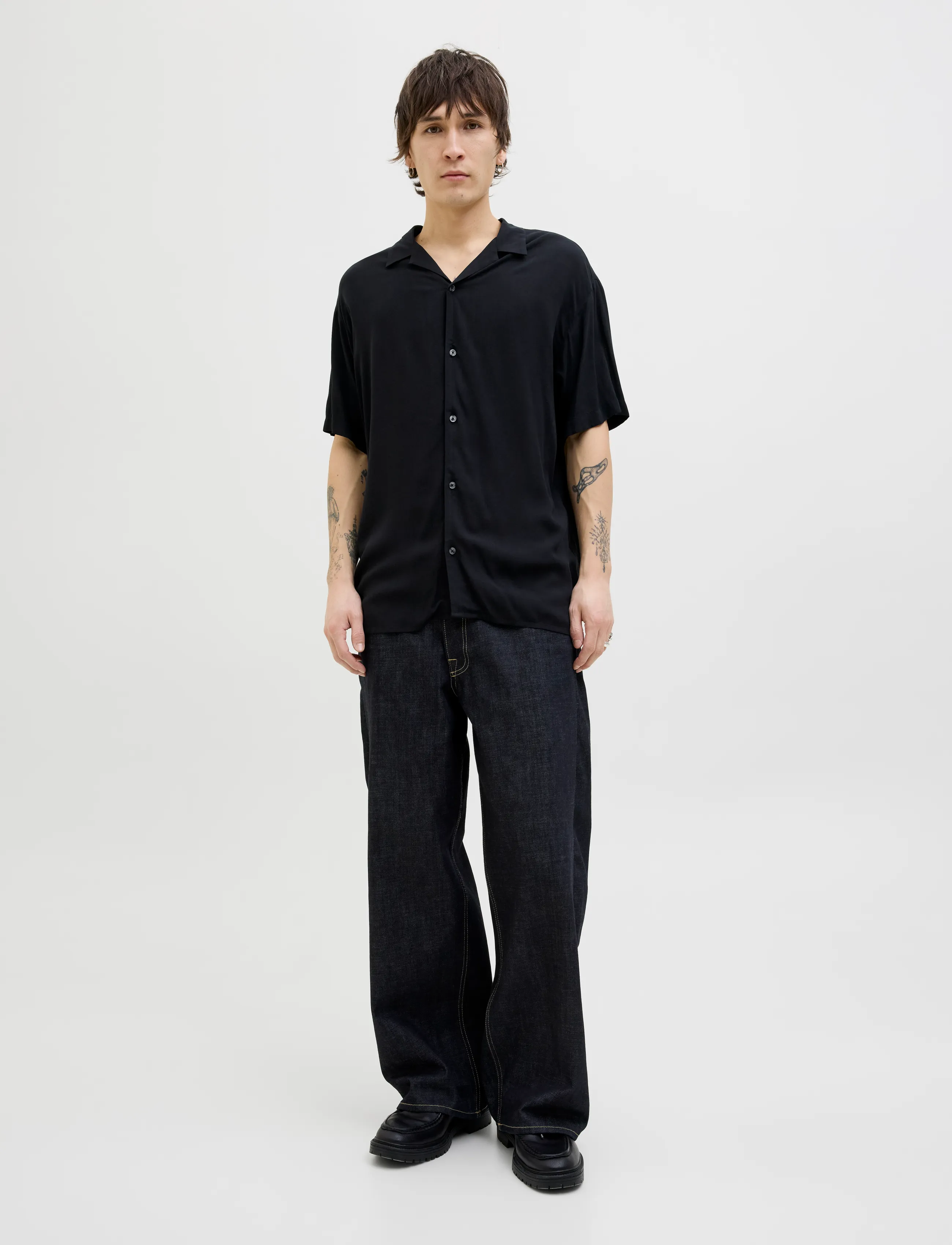 Jack & Jones - JJEJEFF SOLID RESORT SHIRT S/S SN - madalaimad hinnad - black - 3