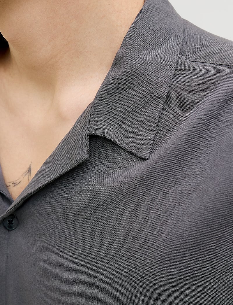 Jack & Jones - JJEJEFF SOLID RESORT SHIRT S/S SN - kurzarmhemden - castlerock - 5