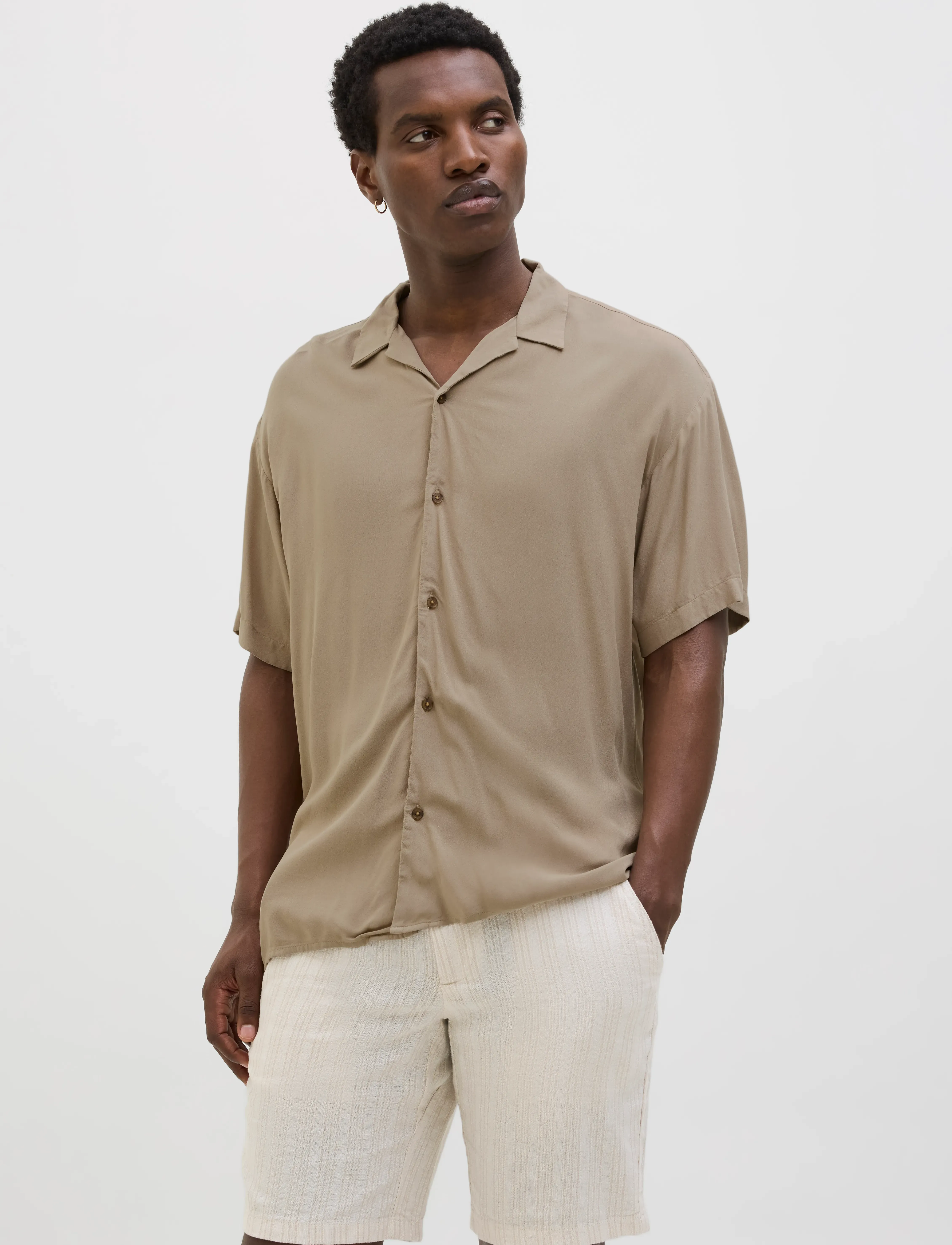 Jack & Jones JJEJEFF SOLID RESORT SHIRT S/S SN - Skjorter - CORIANDER / beige