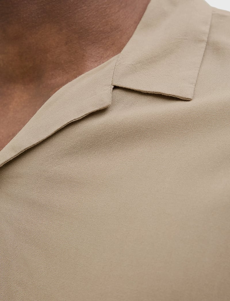 Jack & Jones - JJEJEFF SOLID RESORT SHIRT S/S SN - kortærmede skjorter - coriander - 5