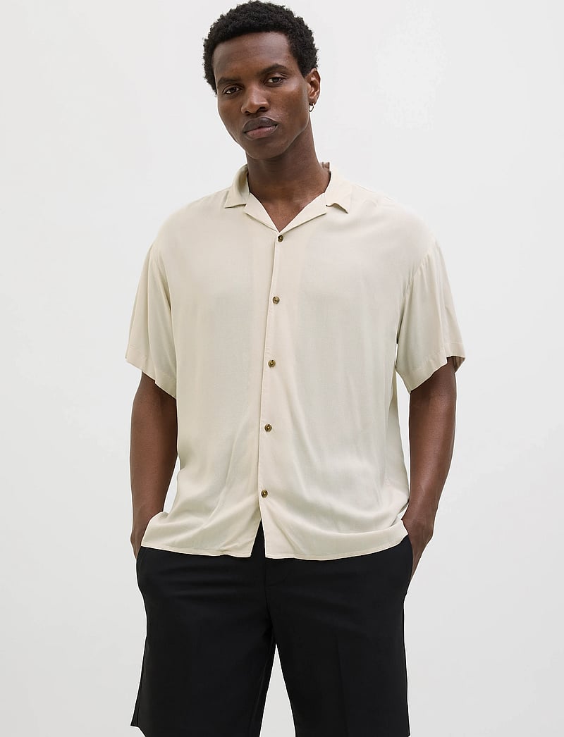 Jack & Jones - JJEJEFF SOLID RESORT SHIRT S/S SN - kortærmede skjorter - moonbeam - 0