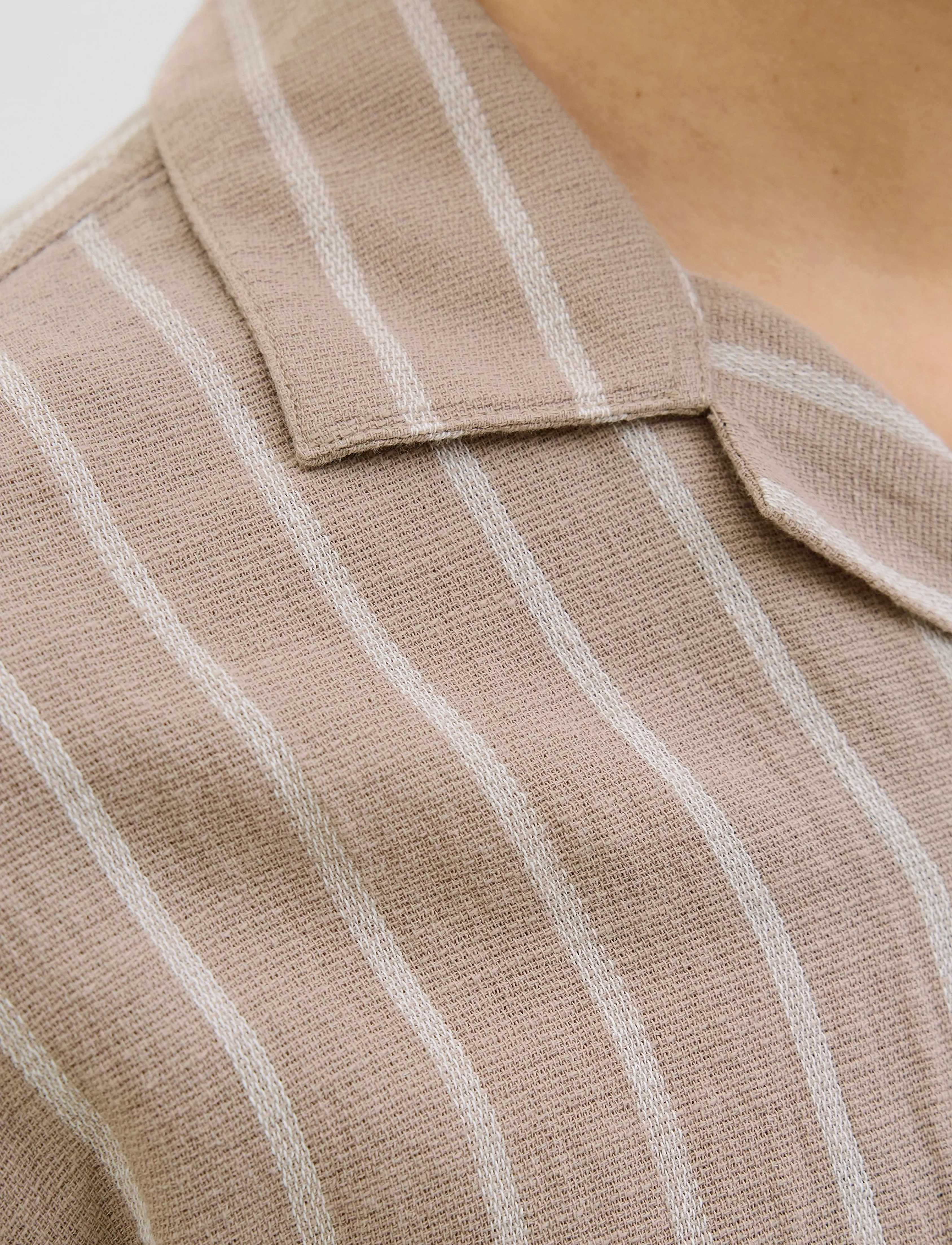 Jack & Jones JJEENZO STRIPE RESORT SHIRT SS SN - Särgid - CROCKERY / brown